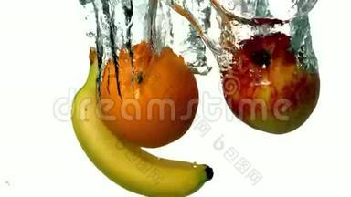 香蕉苹果和橘子在白色背景下投入水中